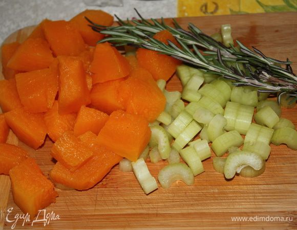 Нарезать тыквы крупными ломтиками,сельдерей кусочками.