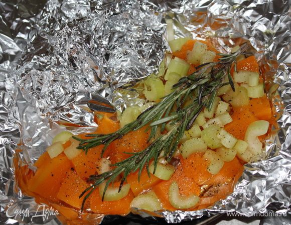 В соседнюю фольгу со свеклой сложить тыкву с  сельдереем и розмарином,полить ол. маслом,посолить поперчить и завернуть)))чтобы не окрасилась тыква)) и поставить в духовку на 15-17 минут,увеличив температуру до 220 градусов.