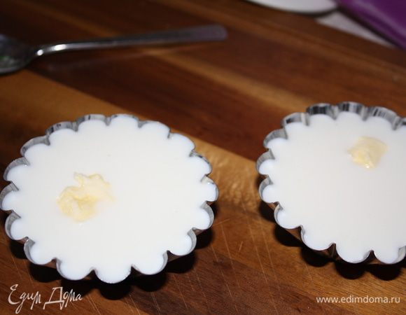 Смазываем формочки слив. маслом и выливаем туда смесь. Вообще из маленьких формочек достается плохо)))Лучше всего делать в одной форме и оттуда прямо есть!!!!В формочки (или форму) кладем маленький кусочек слив. масла и ставим в духовку,разогретую до 150 градусов,на 1,5- 2 часа и пару раз за это время помешиваем. В маленьких формочках готовится 1 час.