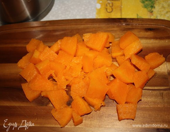 Нарезаем тыкву ломтиками (брусочками) размером 3х1,5 см.