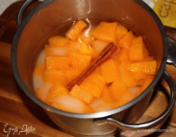 Складываем тыкву в кастрюльку или сотейник (то, в чем потом будете варить), засыпаем сахаром,кладем палочку корицы и заливаем водой, так чтобы только покрывало тыкву. Накрываем крышкой и оставляем так стоять не менее 24 (!!!) часов.