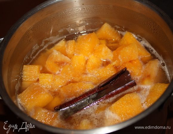 Боже мой,какой аромат у нее на след. день...не передать!!!))) На среднем огне доводим до кипения,потом убавляем огонь до минимума и оставляем томиться 45 минут, периодически помешивая.