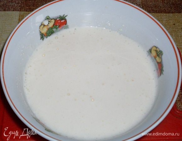 Сначала о том, почему я на дно формочек положила крошку из печенья. Запеканка нежная, состоящая в основном из творога, и при вынимании из формочек бывает нарушение донышка, а так и вкусно, и красиво, и удобно. Печенье измельчаем в крошку. Яйца взбиваем с сахаром до беловатой массы. Творог слегка взбиваем, добиваясь однородности. Вводим в творог яично-сахарную массу, аккуратно, следя за тем, чтобы яичная масса не опала. В конце замеса идет мука. Тесто должно быть жидким как на оладьи.