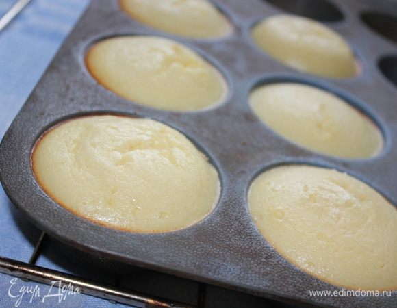 На дно формочек кладем крошку печенья высотой не более 2–3 мм. Заливаем печенье тестом на 2/3 высоты формочки. Ставим в разогретую до 170°C духовку и выпекаем 20 мин.