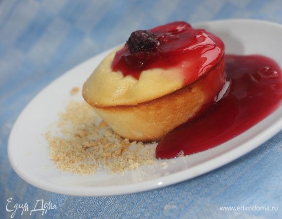 Приготовим ягодное пюре. Ягоды протрем через сито или измельчим в блендере. Добавим сахар по вкусу и перемешаем до однородной массы. Пропустим пюре через сито, чтобы в нем не было семян. Остужаем запеканки, поливаем соусом, и получается замечательный полдник.