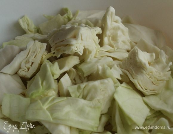 Капусту нарежьте квадратиками.
