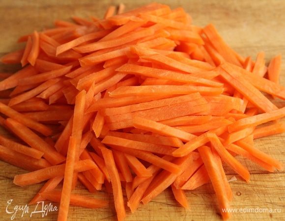 Морковь нашинкуйте тонкой соломкой (можно натереть на крупной терке).