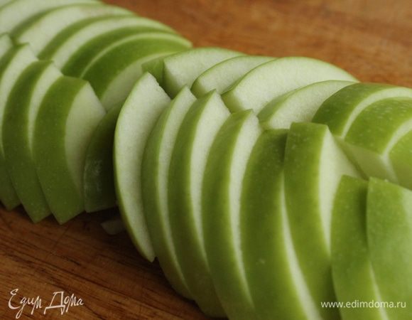 Яблоко разрежьте, удалите сердцевину и тонко нарежьте ломтиками. 