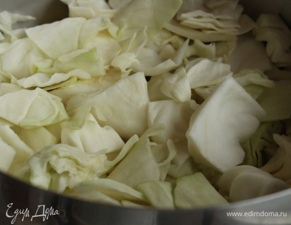 На дно кастрюли выложите слой капусты.