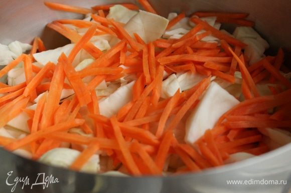 На капусту выложите часть моркови.