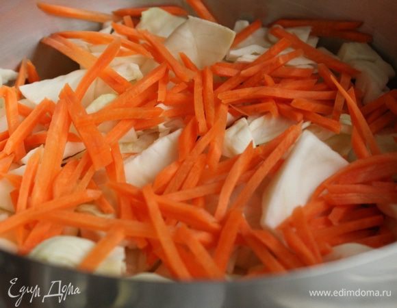 На капусту выложите часть моркови.