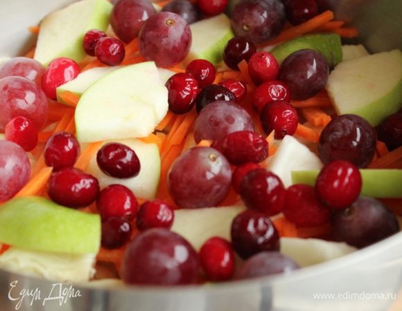 Следующий слой — виноград и клюква.
