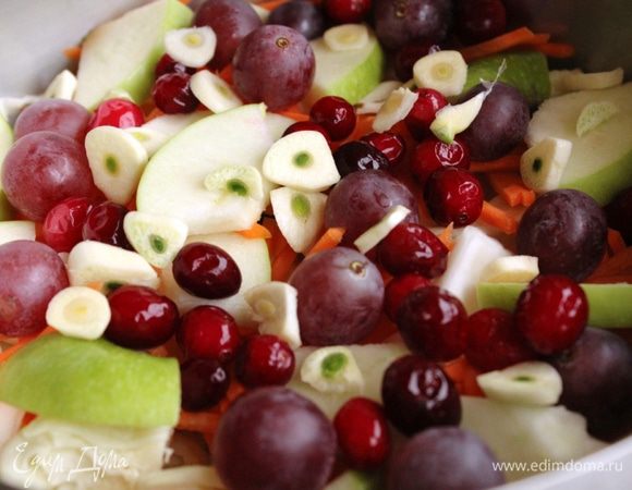 Посыпьте рубленым чесноком. Чередуйте слои, пока не закончатся ингредиенты.