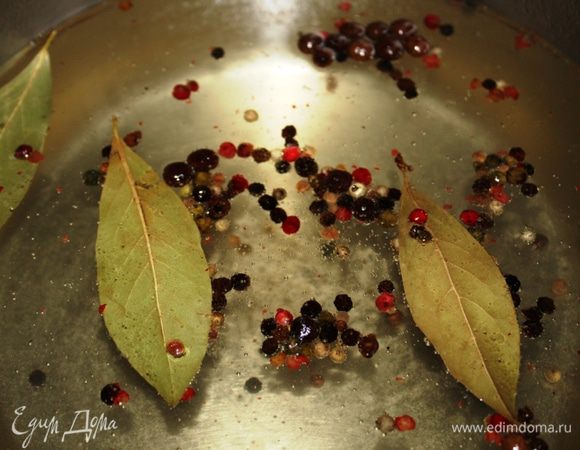 Сварите маринад. Залейте кипящим маринадом овощи и поставьте под гнет на 2–3 суток. Приятного аппетита!