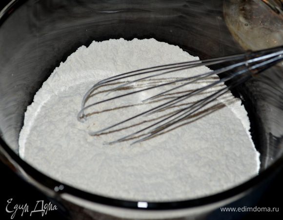 Разогреть духовку до 180 гр. Смазать форму,в рецепте идет прямоугольная, выложить пергамент для выпечки и смазать бумагу маслом снова.
Смешать муку, разрыхлитель и соду.