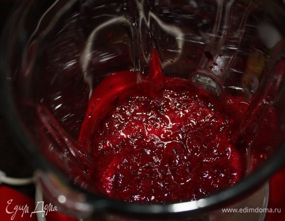 В блендере измельчаем ягоды в пюре.