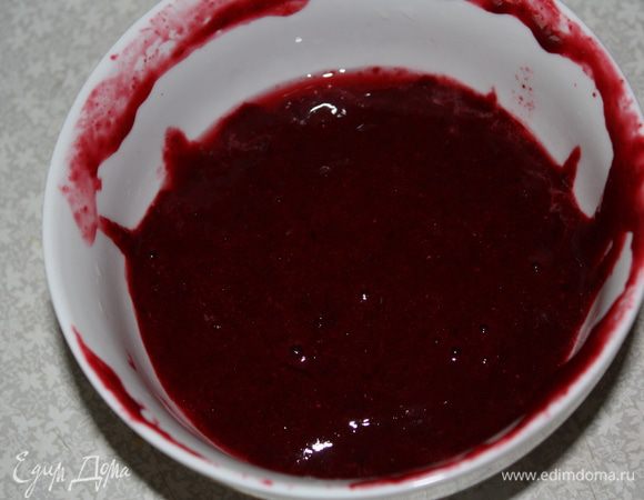 Протираем через сито и в полученное пюре добавляем лимонный сок.