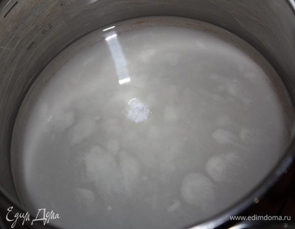 В кастрюльку наливаем 120 мл воды, всыпаем сахарную пудру.доводим до кипения,периодически помешивая. Оставляем на медленном огне на 2 минуты.