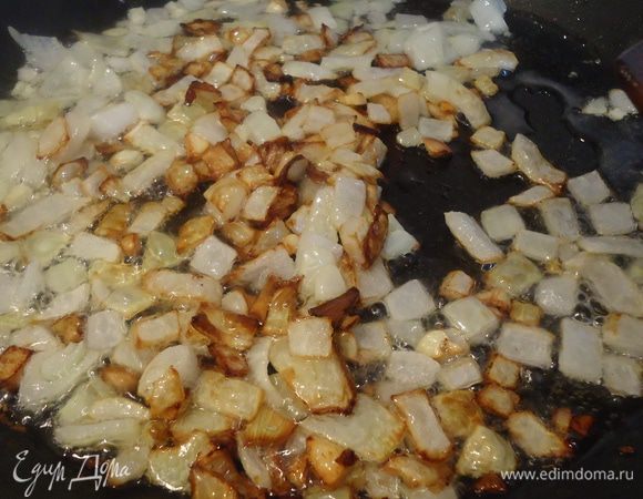 Обжариваем лук с чесноком на среднем огне около 5 мин. до золотистого цвета.