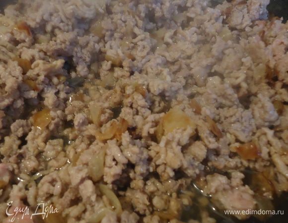 Добавляем фарш, обжариваем его около 15 мин.