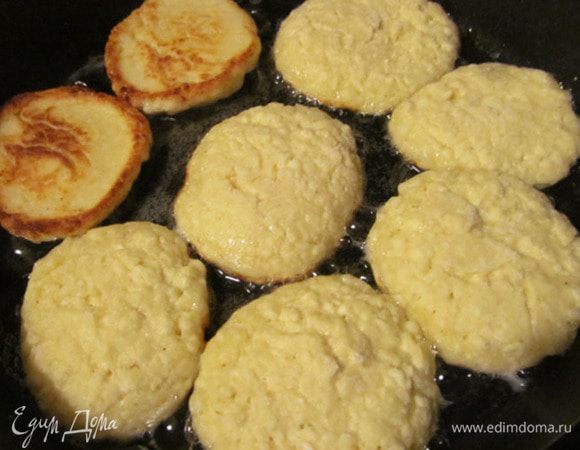 Смешать творог с яйцом, сахаром, солью и манкой. Дать постоять 30 минут для набухания манки. 