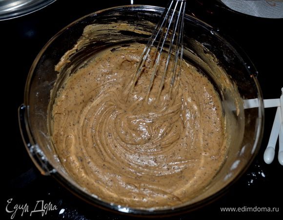 Слив.масло растопить,добавить корич. сахар,молотый кофе и 1 ч.л. соль.Смешать.Добавить яйца и ванил. экстракт,затем муку.Смешаем хорошо.