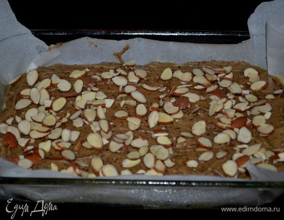 Выложим тесто в форму , сверху миндаль.Поставим в духовку на 27-30 мин.
готовый блонди достать из духовки.Дать полностью остыть.