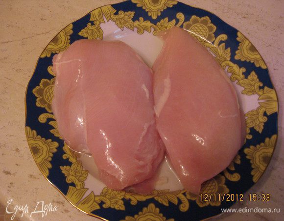 Куриное филе,  помоем, удалим все лишнее, нарежем полосками.