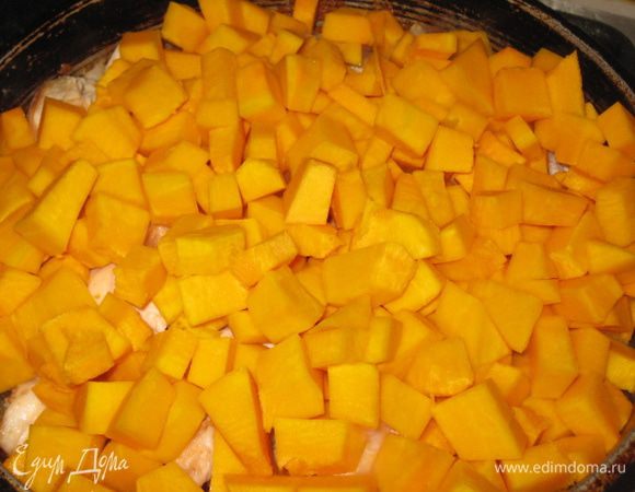 Добавляем к курице тыкву, немного кипятка, солим, перемешиваем и убавляем огонь. Накрываем крышкой и тушим примерно 20 мин. У меня за это время тыква практически разварилась. 