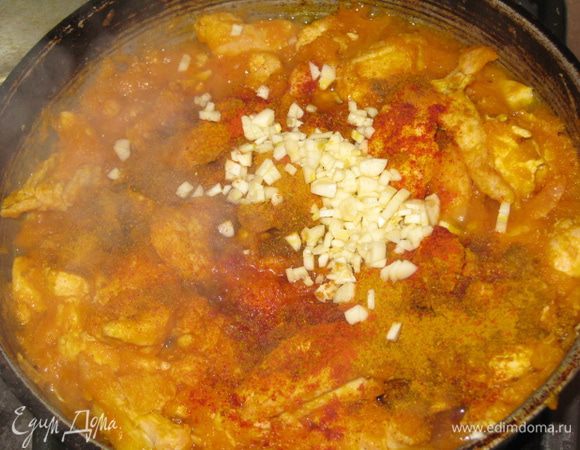 Добавляем мелко нарезанный чеснок, сладкий перец, карри. Можно довавить ещё немного воды, если получилось густовато. Прогреваем все пару минут и готово!