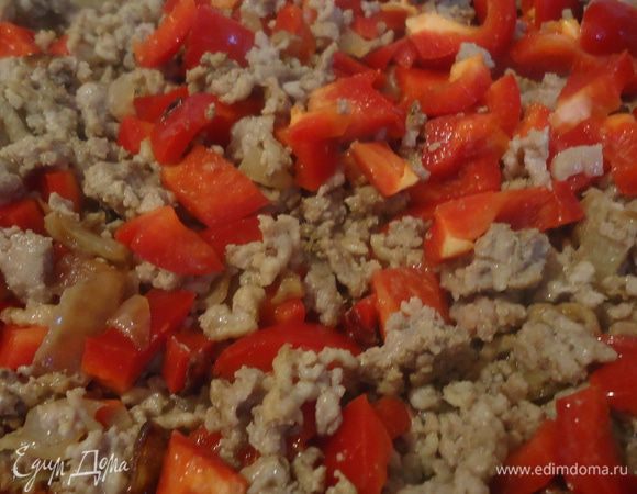 Крупно нарезаем болгарский перец, обжариваем с мясом пять минут.