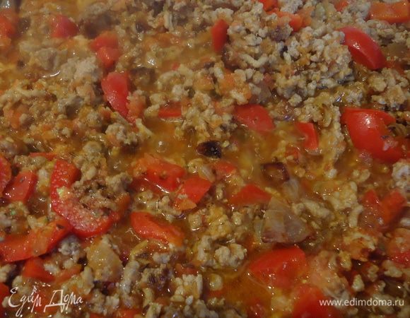 Разберемся с чили. Одеваем на руки перчатки или целофановые пакеты, разрезаем перец вдоль, удаляем семена. Я его измельчаю в комбайне вместе с томатами. Выливаем томатную смесь на сковородку к мясу, добавляем специи, тушим пол крышкой 1 час, иногда помешивая.