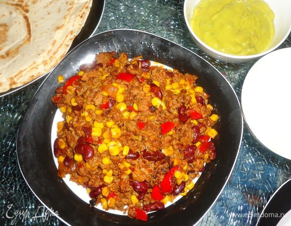 Подаем к столу с остальными ингредиентами праздника))) На 7 человек я готовила двойную порцию (на 2 сковородках), даже немного осталось.