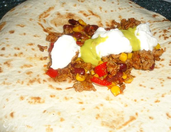 Правила употребления: на лепешку выкладываем чили кон карне, поливаем сметаной и гуакамоле, посыпаем сыром, запиваем пивом и танцуем в сомбреро!!! La vida es loca!!!