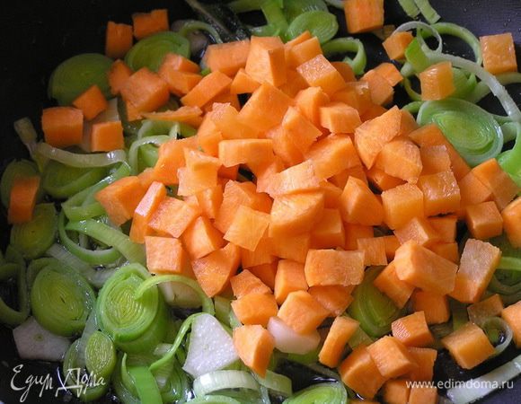 добавить нарезанную морковь, обжарить,