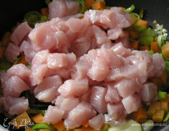 затем мелко нарезанную индейку, готовить помешивая 5-7 минут,