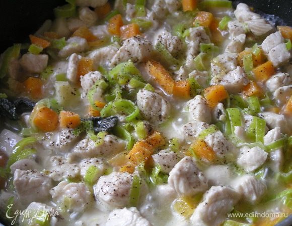 влить вино, довести до кипения, посолить, поперчить, 