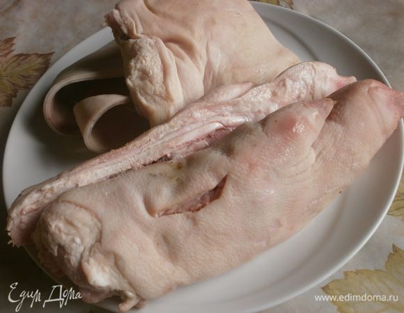 Необходимо подготовить ножки , ушки. Хорошо очистить и оставить на 2 часа под маленькой струйкой холодной проточной воды. Ножки и ушки порезать на более мелкие части. Затем отварить в воде с солью, перцем - горошек, лавровым листом 45-60 минут.