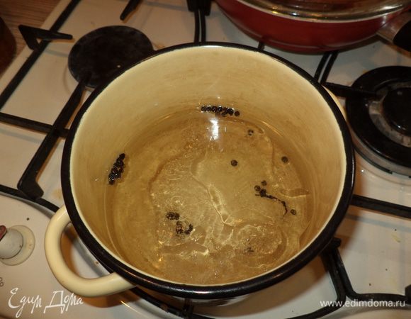 приготовим маринад соединим все ингредиенты,кроме уксуса,прокипятим 5 мин. в последнюю очередь добавим уксус и остудим. Я брала все продукты пополам!
