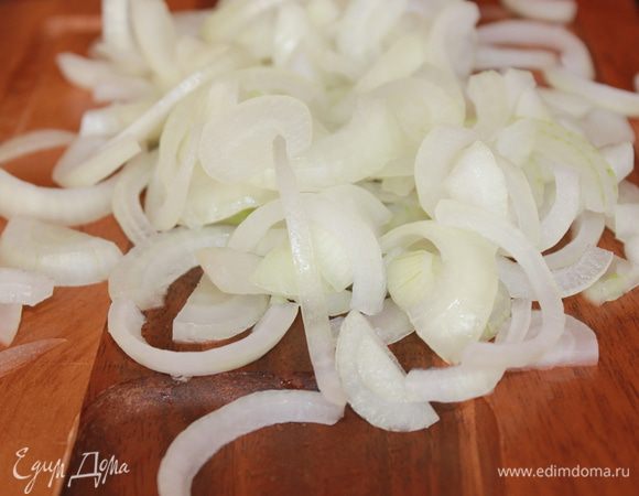 Лук нарезать полукольцами.  