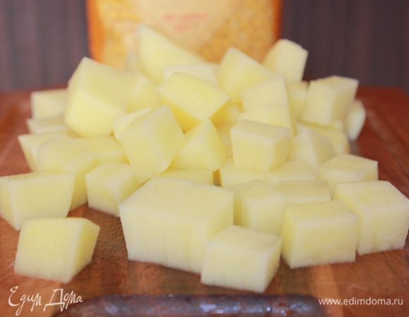 Картофель нарезать кубиками.  
