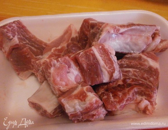 В кастрюлю с толстыми стенками налить растительное масло. Морковь потереть на крупной тёрке. Лук и сельдерей порезать мелко и спассеровать. Добавить свиные рёбра. Обжарить со всех сторон, влить коньяк или вино и дать выпариться алкоголю. Добавить горячей воды, чтобы покрыть ребра и тушить 60 минут на среднем огне.