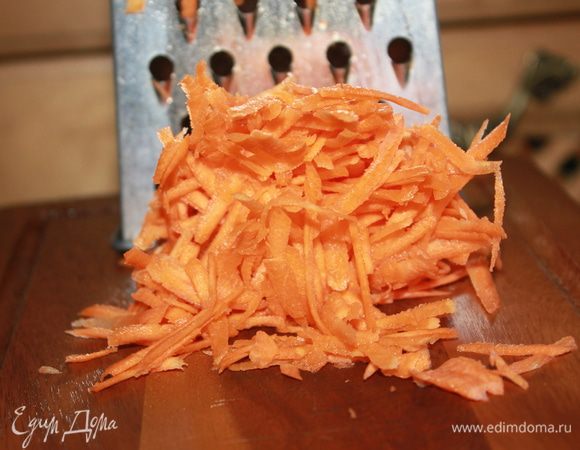 Морковь натереть на крупной терке.