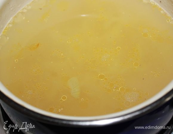 Лук положить в кастрюлю с маслом и пассеровать до мягкости. Добавить паприку, чечевицу и бульон. Варить до готовности чечевицы.