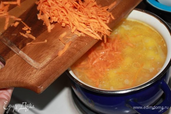 Добавить морковь и картофель в суп и варить до их готовности. Приправить солью и майораном.