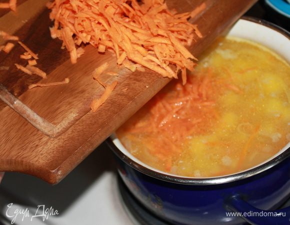 Добавить морковь и картофель в суп и варить до их готовности. Приправить солью и майораном. 