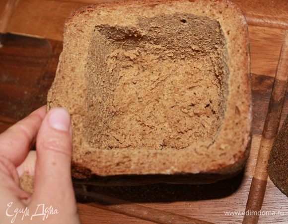 С хлебных буханок срезать верхушки, из серединок вынуть мякиш, оставив достаточно толстые стенки. Разлить готовый суп по хлебным тарелкам и подавать на стол.  