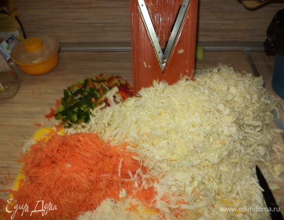 С моей помощницей теркой "Бернер" на шинковку капусты уходят считанные минуты,она со мной уже более 10 лет и не подводит! Все овощи перемешать