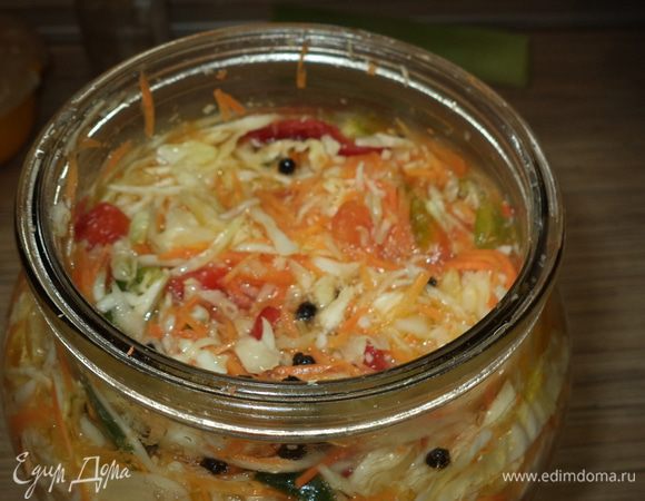 Овощи сложить в банку утрамбовывая не сильно рукой и залить остывшим рассолом
