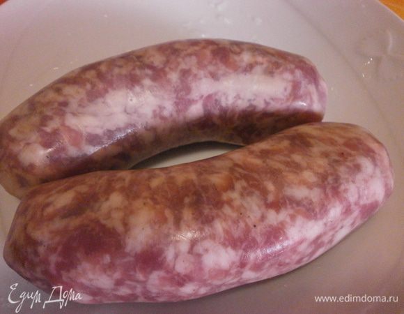 Вслед за капустой добавляем колбаски для грыля. Томатный соус или концентрат. Соль, перец и лавровый лист. Продолжаем тушить ещё минут 30 на среднем огне, иногда помешивать.